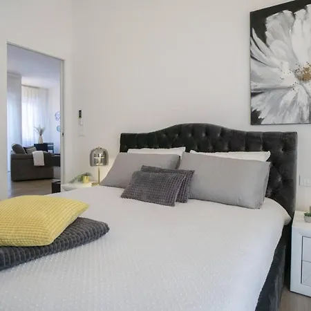 2 Bed Sleeps 4 - En-suite Bath -tv -wifi Apartment Asti