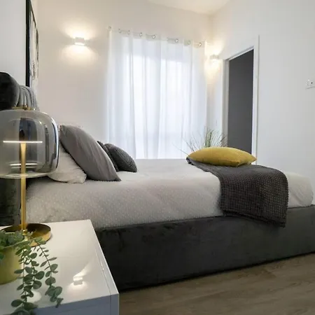 2 Bed Sleeps 4 - En-suite Bath -tv -wifi Asti