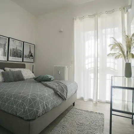 2 Bed Sleeps 4 - En-suite Bath -tv -wifi Asti