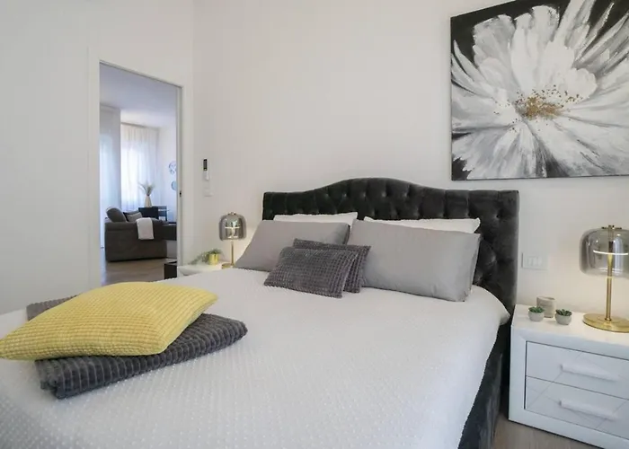 2 Bed Sleeps 4 - En-suite Bath -tv -wifi Apartment Asti