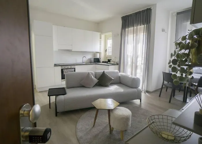 2 Bed Sleeps 4 - En-suite Bath -tv -wifi Apartment Asti