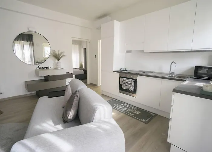 2 Bed Sleeps 4 - En-suite Bath -tv -wifi *