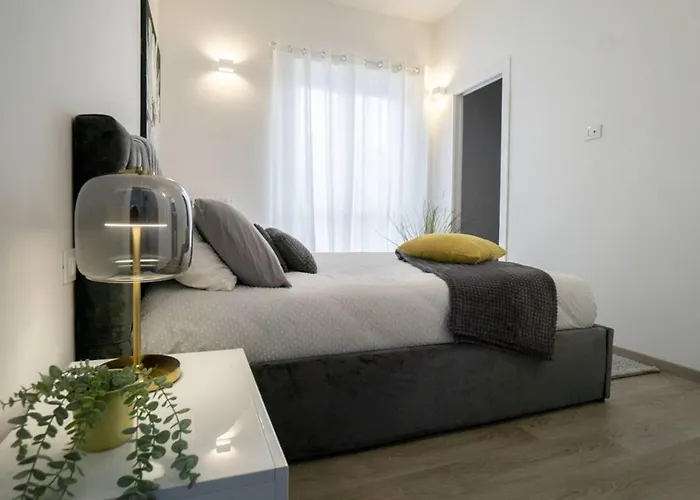 2 Bed Sleeps 4 - En-suite Bath -tv -wifi Asti